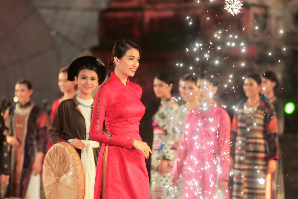 Á hậu Lệ Hằng trình diễn thời trang tại Festival Huế.